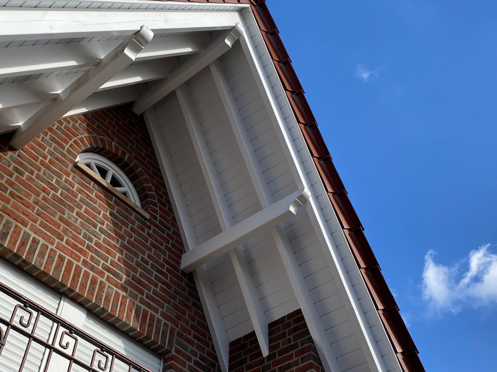Sauberer Dach&uuml;berstand an einem Geb&auml;ude in S&ouml;gel.